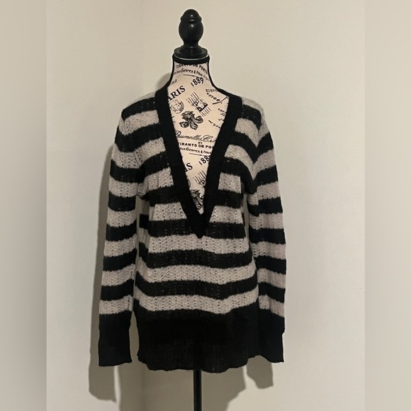 Apt 9 Women’s Gray and Black Striped V-neck Sweater, Large - Picture 1 of 3